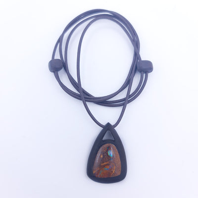pendentif amulette en opale boulder d'Australie et bois d'ébène