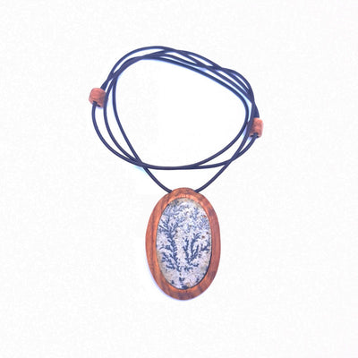 pendentif amulette d'une psilomélane dans du Palissandre.